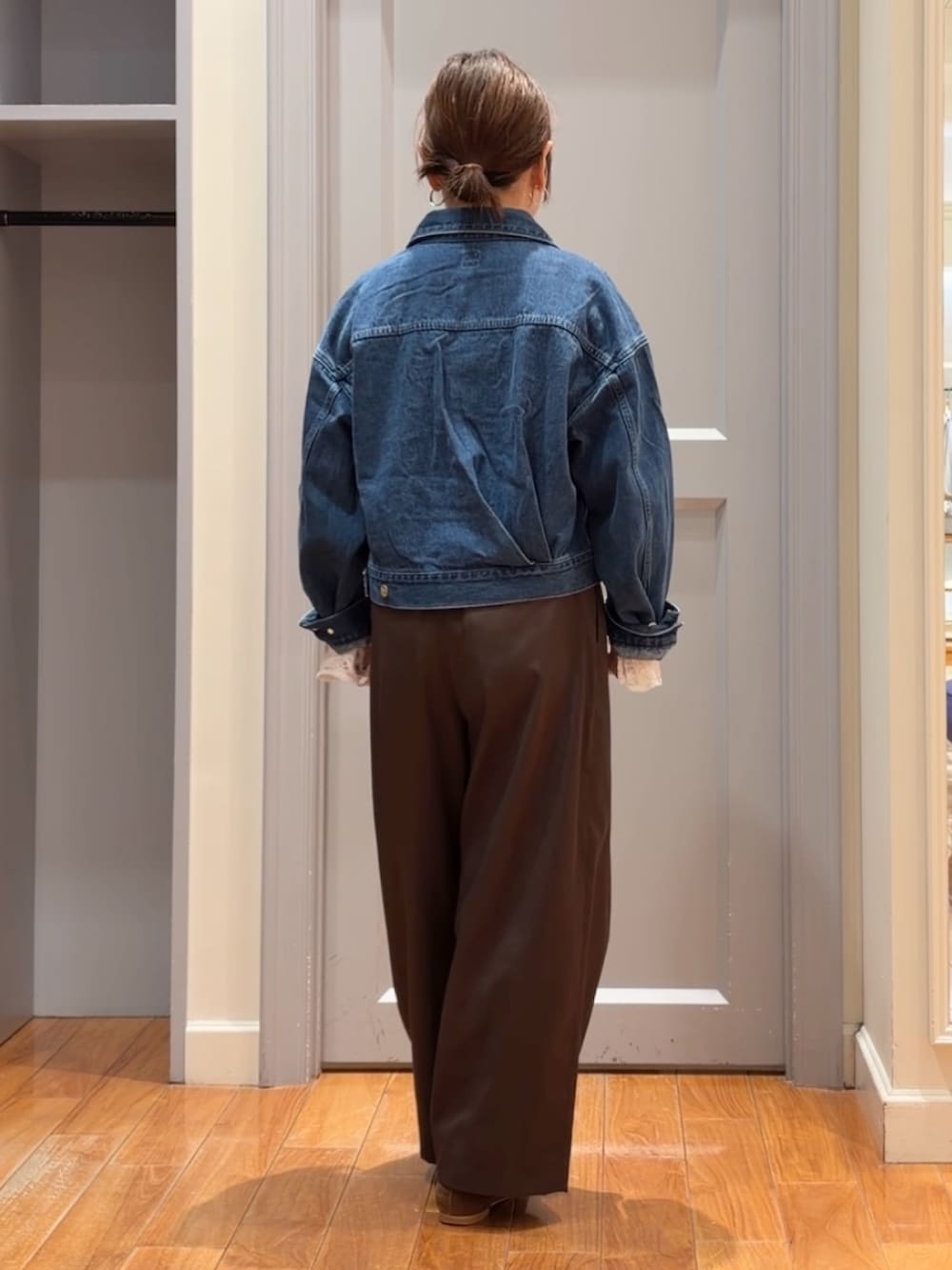 ブルー系のデニムジャケット、ブラウン系のその他パンツ、ホワイト系のシャツ/ブラウスを着用したレディースの秋コーディネートの3枚目の写真