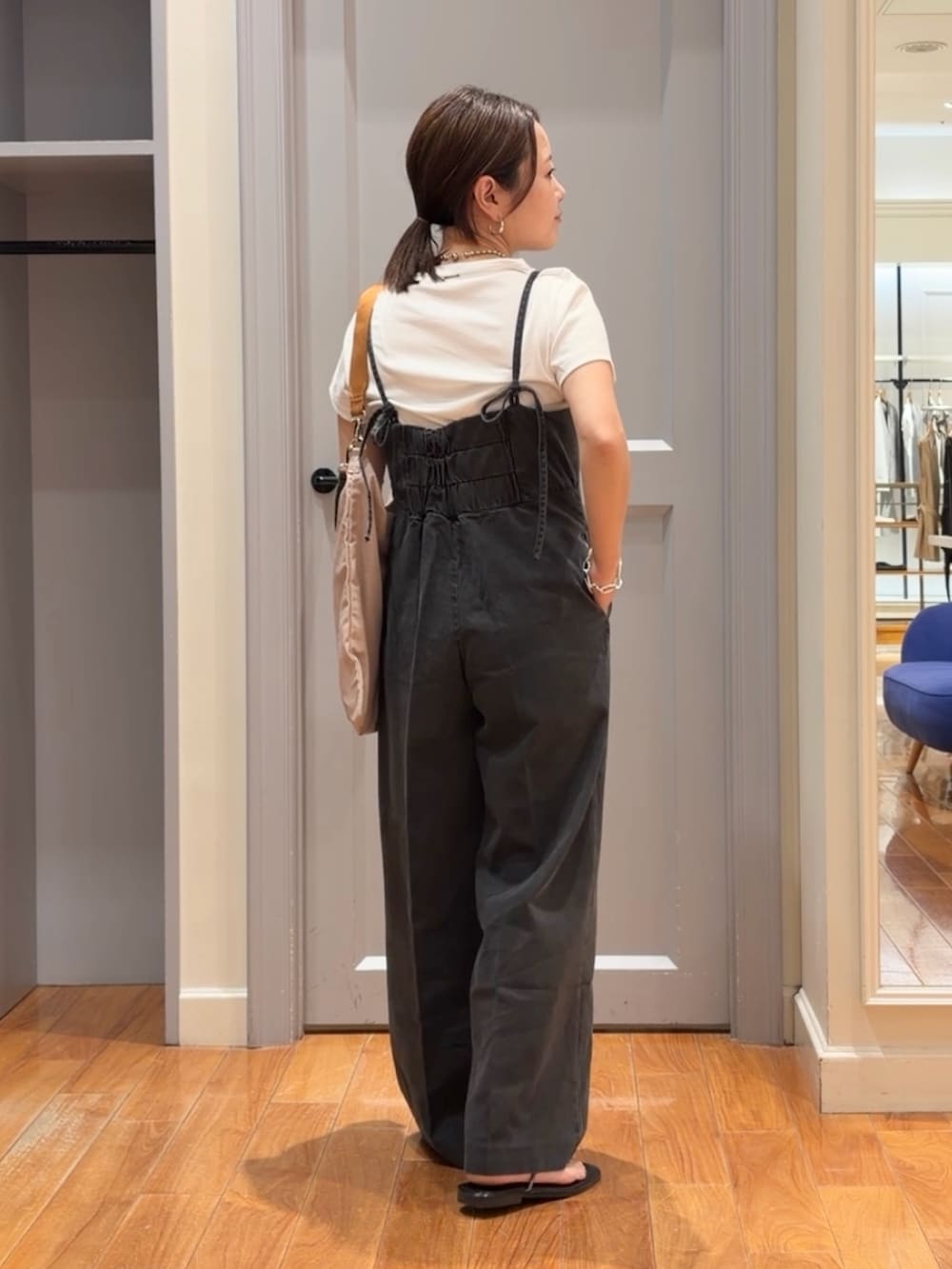 ブラック系のつなぎ/オールインワン、ピンク系のエコバッグ/サブバッグ、ホワイト系のTシャツ/カットソーを着用したレディースの夏コーディネートの4枚目の写真