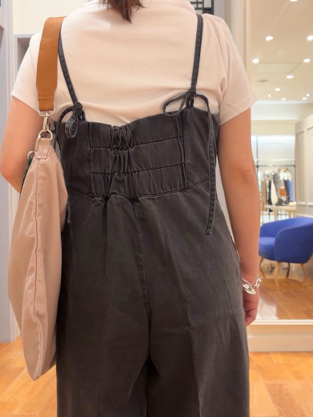 ブラック系のつなぎ/オールインワン、ピンク系のエコバッグ/サブバッグ、ホワイト系のTシャツ/カットソーを着用したレディースの夏コーディネートの3枚目の写真