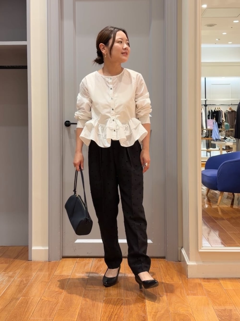 ブラック系のその他パンツ、ホワイト系のシャツ/ブラウス、ブルー系のショルダーバッグを着用したレディースの夏コーディネートの4枚目の写真