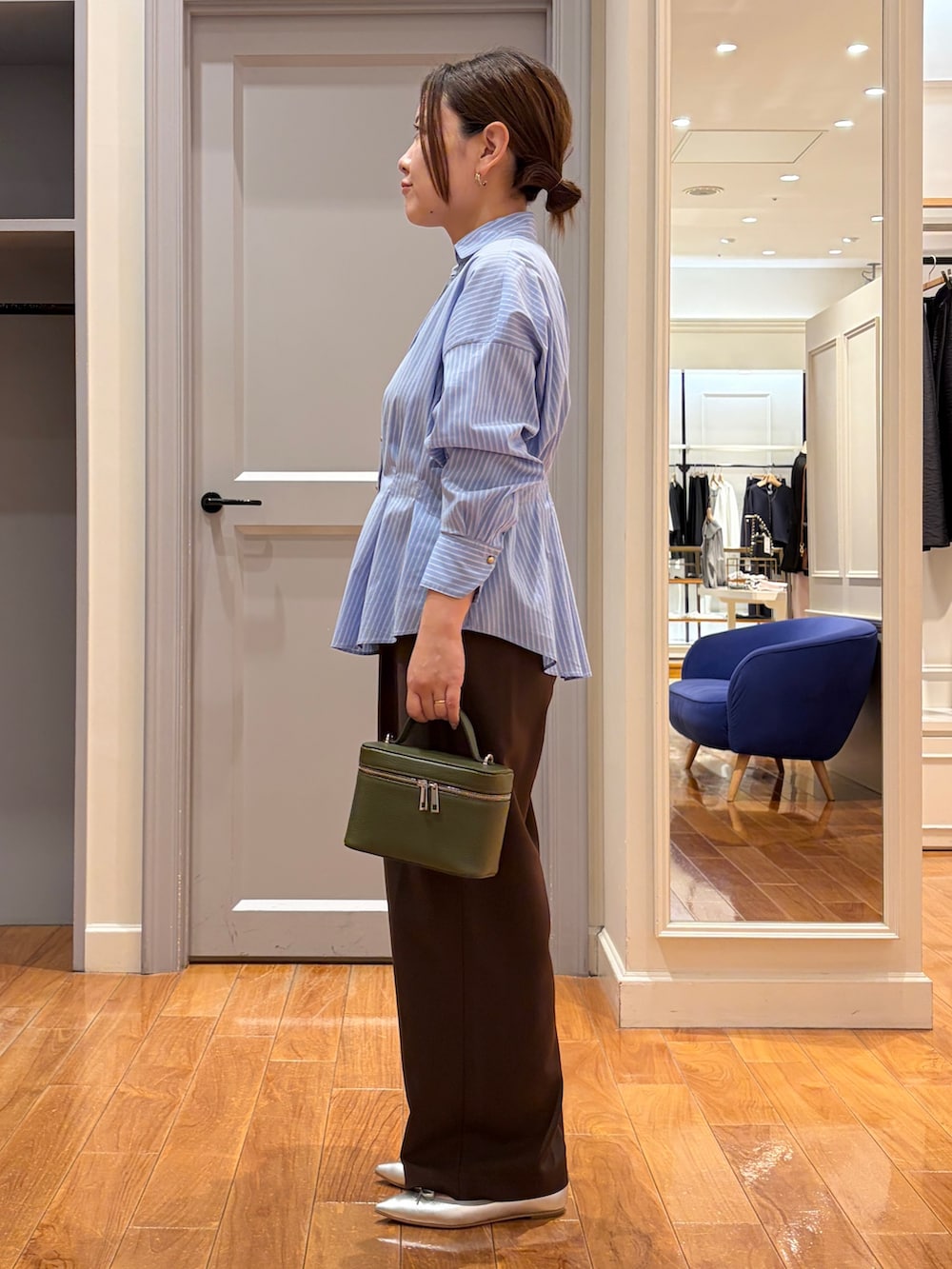 ブルー系のシャツ/ブラウス、グリーン系のショルダーバッグ、ブラウン系のその他パンツを着用したレディースの秋コーディネートの5枚目の写真