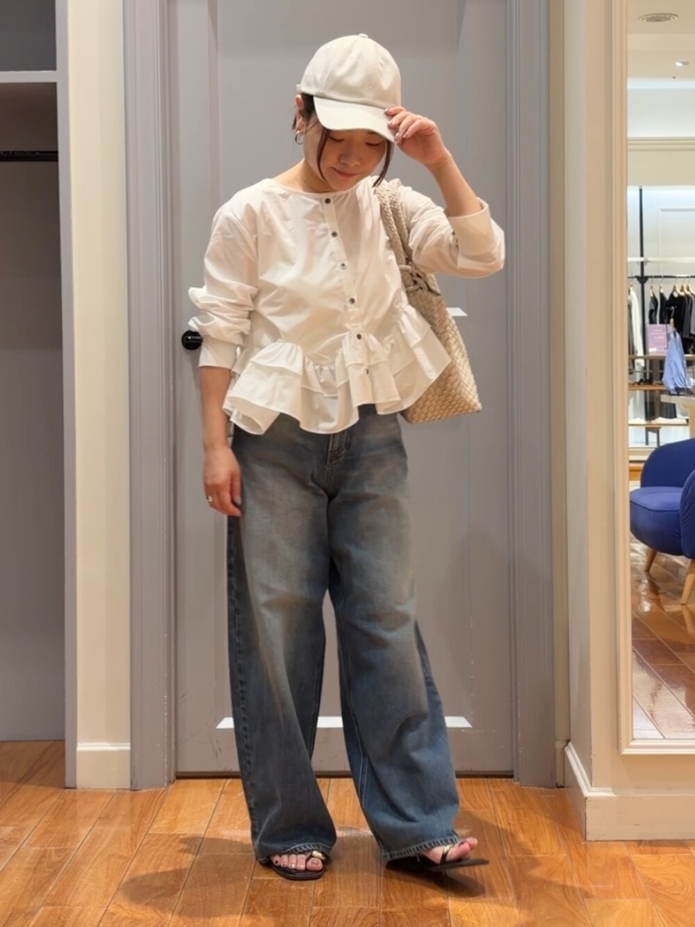 ホワイト系のシャツ/ブラウス、ブルー系のデニムパンツ、ホワイト系のトートバッグを着用したレディースの夏コーディネートの4枚目の写真
