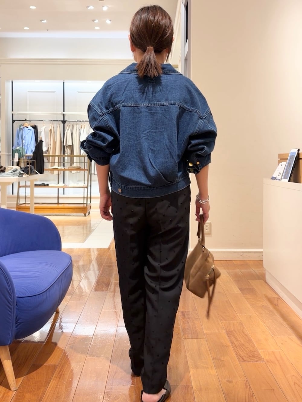 ブラック系のその他パンツ、ブルー系のデニムジャケット、イエロー系のショルダーバッグを着用したレディースの夏コーディネートの2枚目の写真