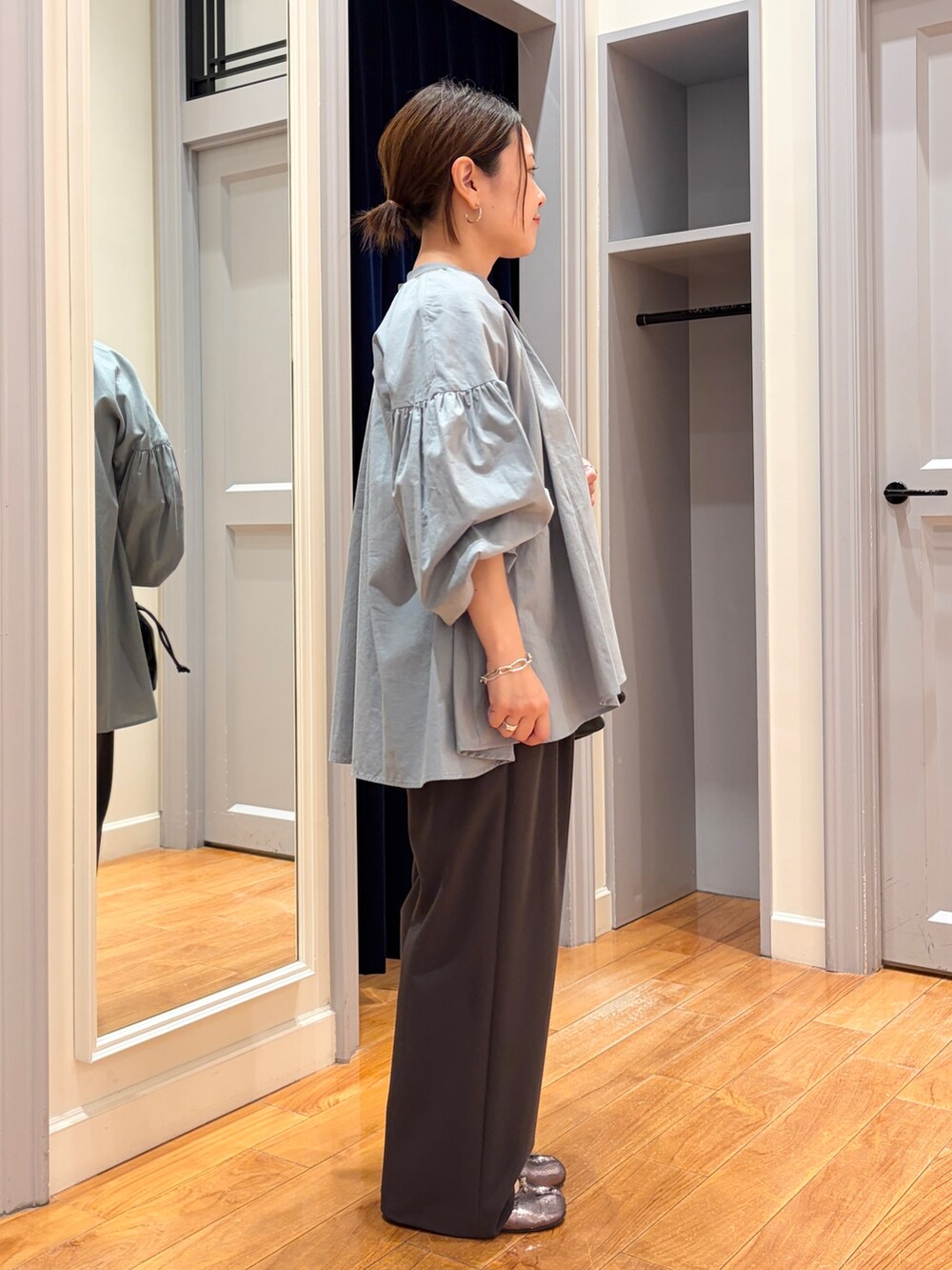 ブラック系のショルダーバッグ、グレー系のその他パンツ、ホワイト系のタンクトップを着用したレディースの秋コーディネートの4枚目の写真