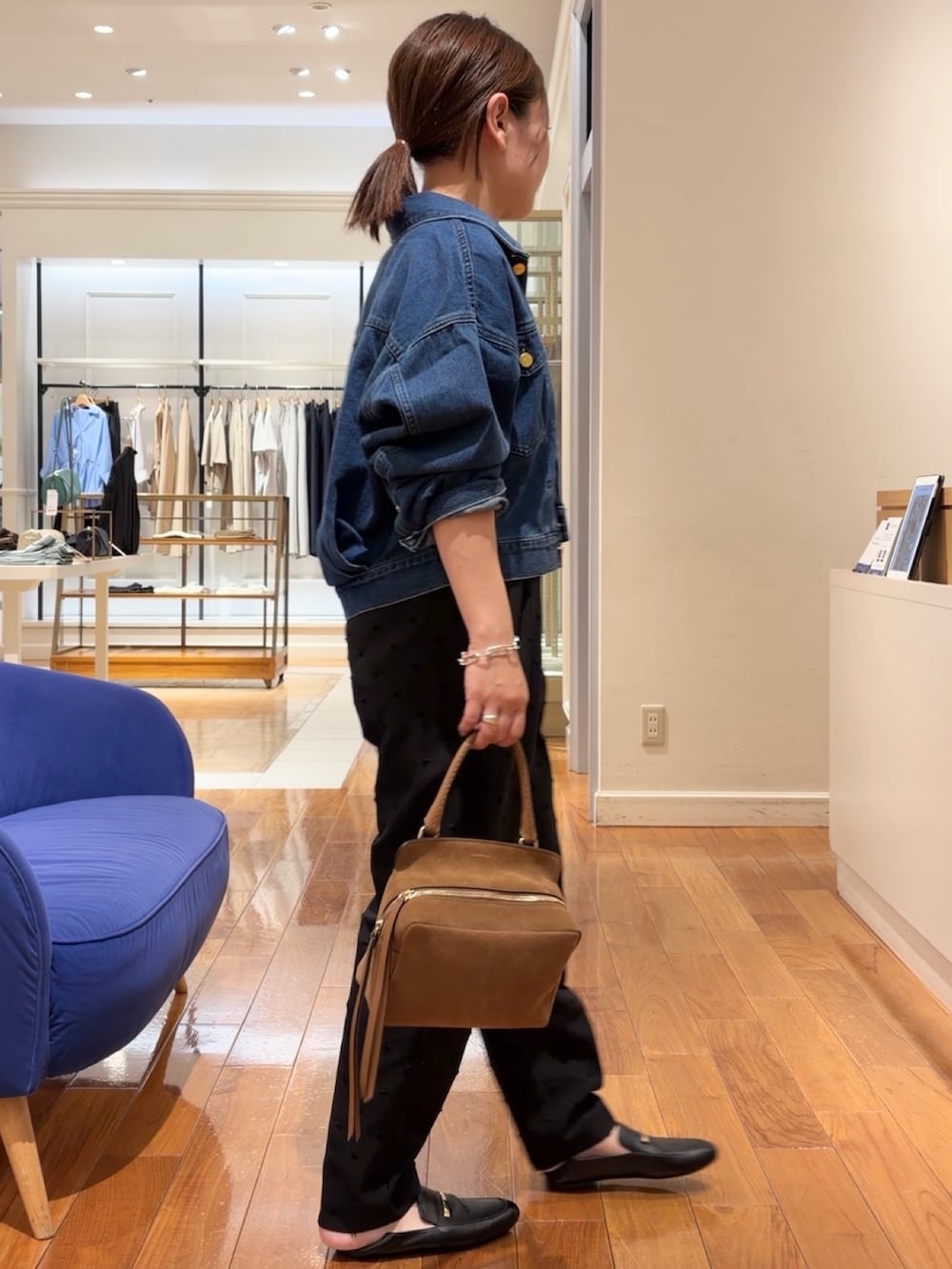 ブラック系のその他パンツ、ブルー系のデニムジャケット、イエロー系のショルダーバッグを着用したレディースの夏コーディネートの4枚目の写真