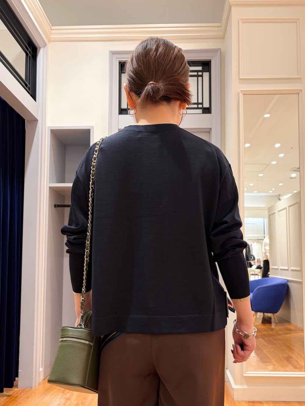 ブラウン系のその他パンツ、グリーン系のショルダーバッグ、ブルー系のカーディガン/ボレロを着用したレディースの秋コーディネートの5枚目の写真