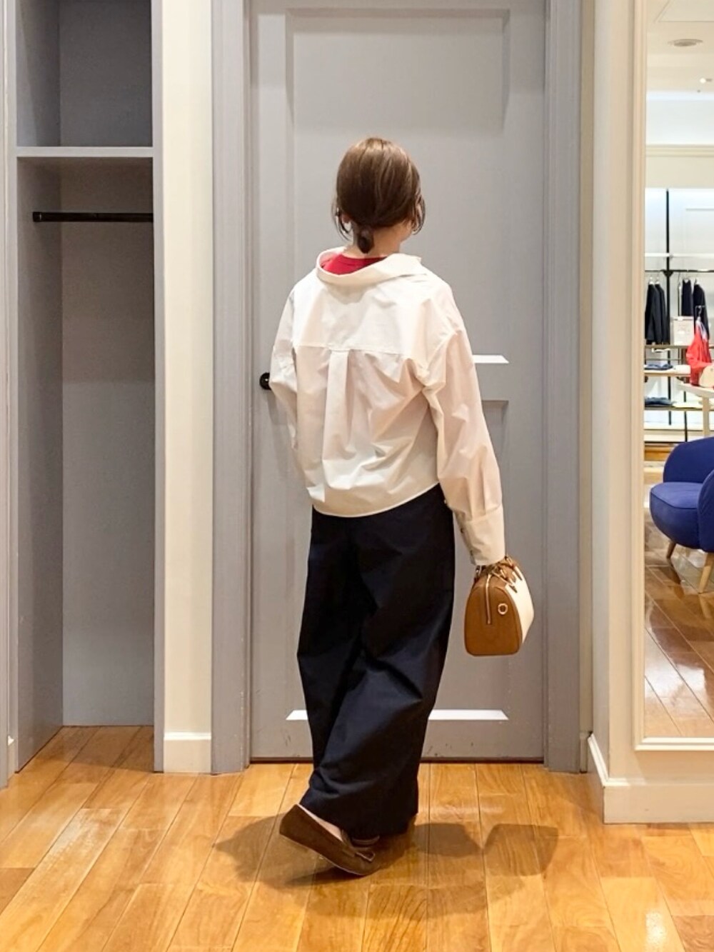 ホワイト系のシャツ/ブラウス、ブルー系のその他パンツ、ブラウン系のボストンバッグを着用したレディースの春コーディネートの2枚目の写真