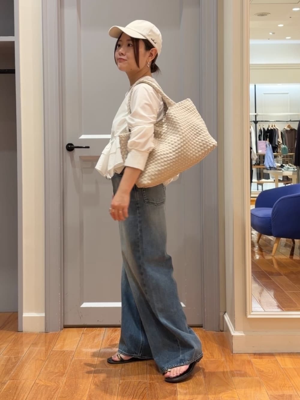 ホワイト系のシャツ/ブラウス、ブルー系のデニムパンツ、ホワイト系のトートバッグを着用したレディースの夏コーディネートの3枚目の写真