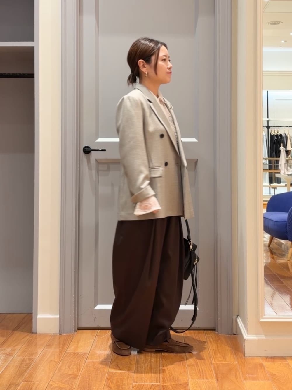 ベージュ系のテーラードジャケット、ホワイト系のシャツ/ブラウス、ブラウン系のその他パンツを着用したレディースの秋コーディネートの2枚目の写真