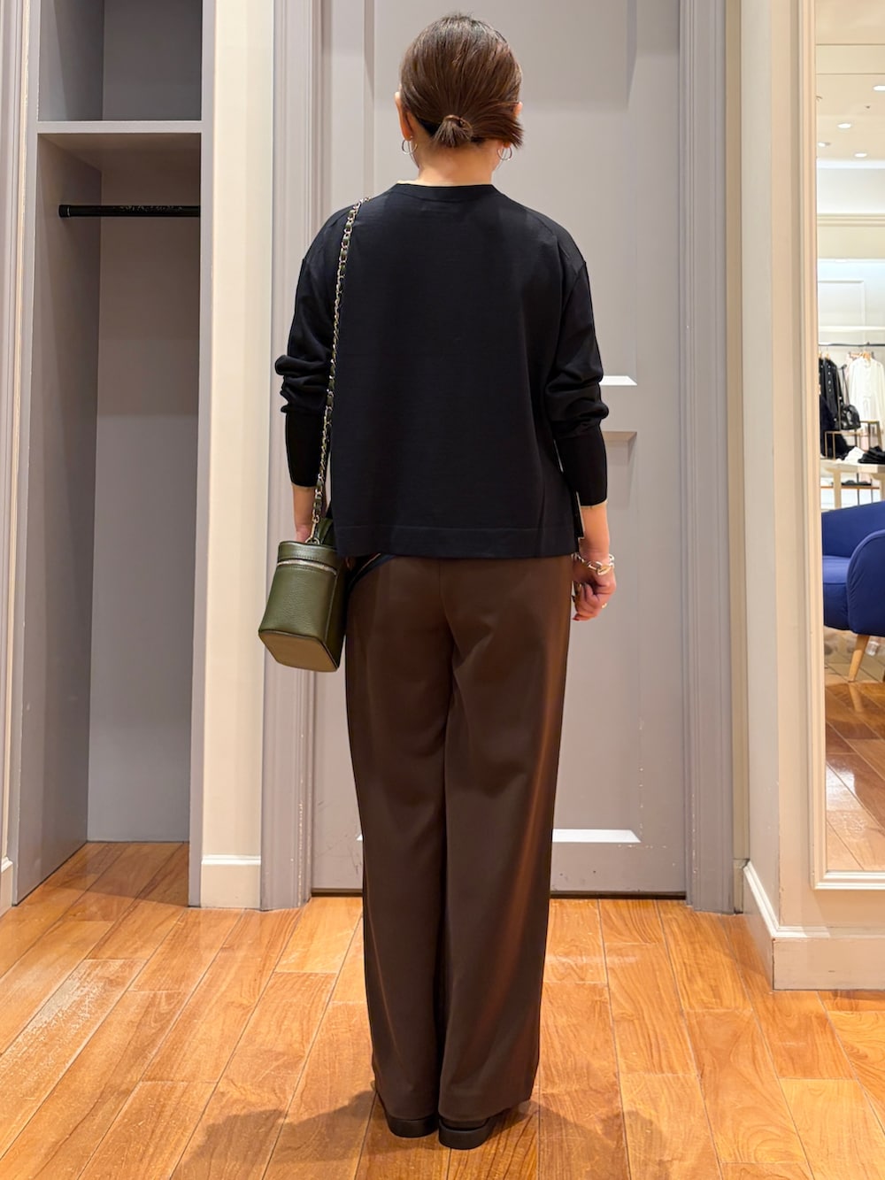 ブラウン系のその他パンツ、グリーン系のショルダーバッグ、ブルー系のカーディガン/ボレロを着用したレディースの秋コーディネートの3枚目の写真