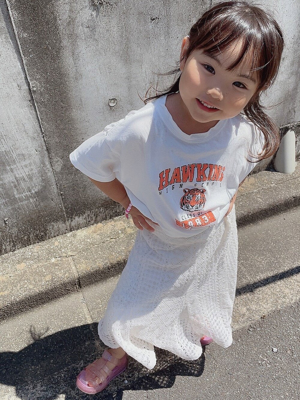 ホワイト系のスカート、パープル系のサンダルを着用したキッズの夏コーディネートの3枚目の写真