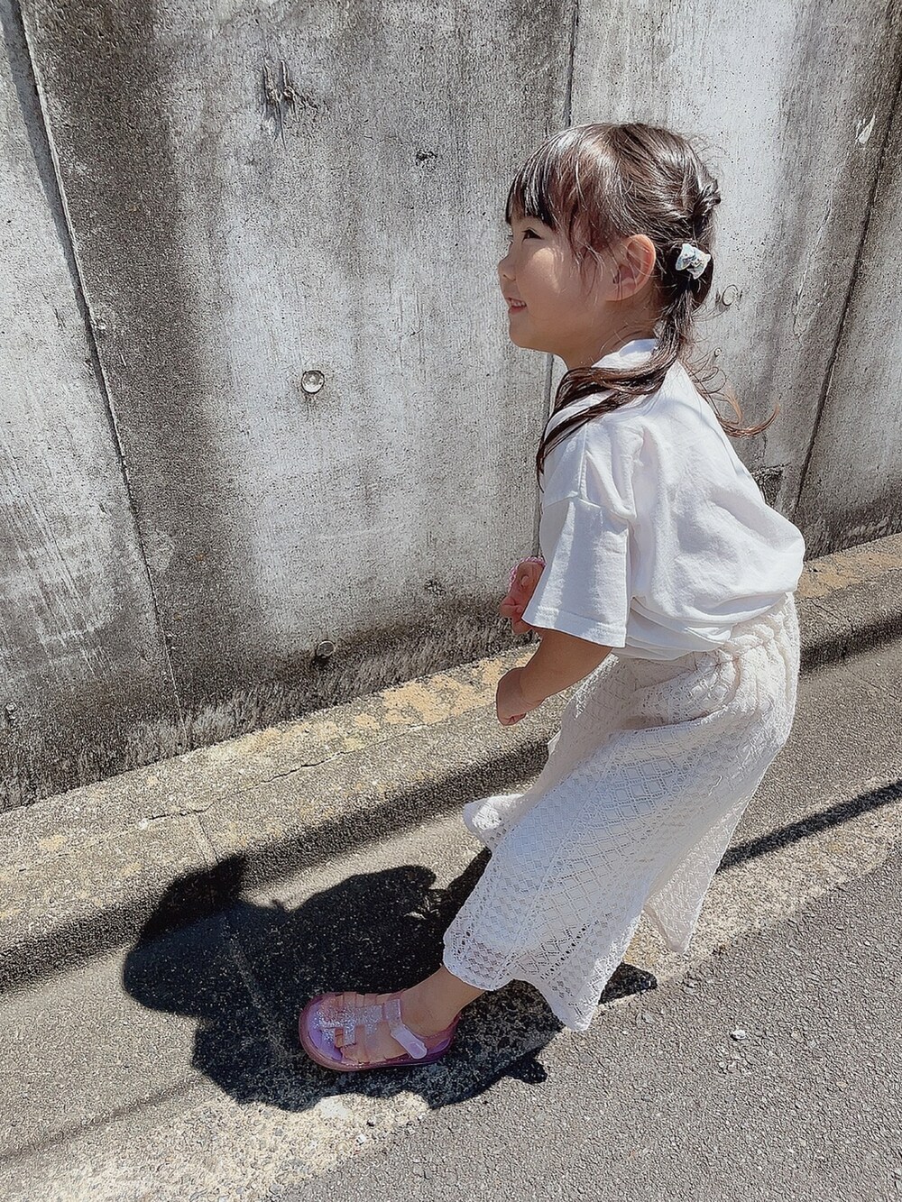 ホワイト系のスカート、パープル系のサンダルを着用したキッズの夏コーディネートの2枚目の写真