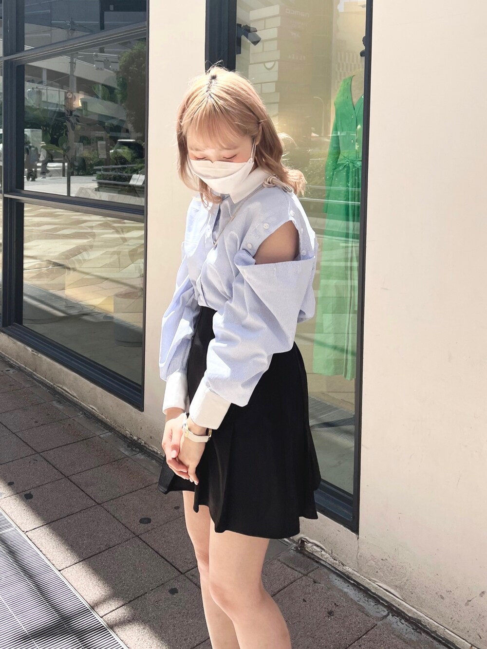 ブルー系のシャツ/ブラウス、ブラック系のスカート、ピンク系のショルダーバッグを着用したレディースの夏コーディネートの2枚目の写真