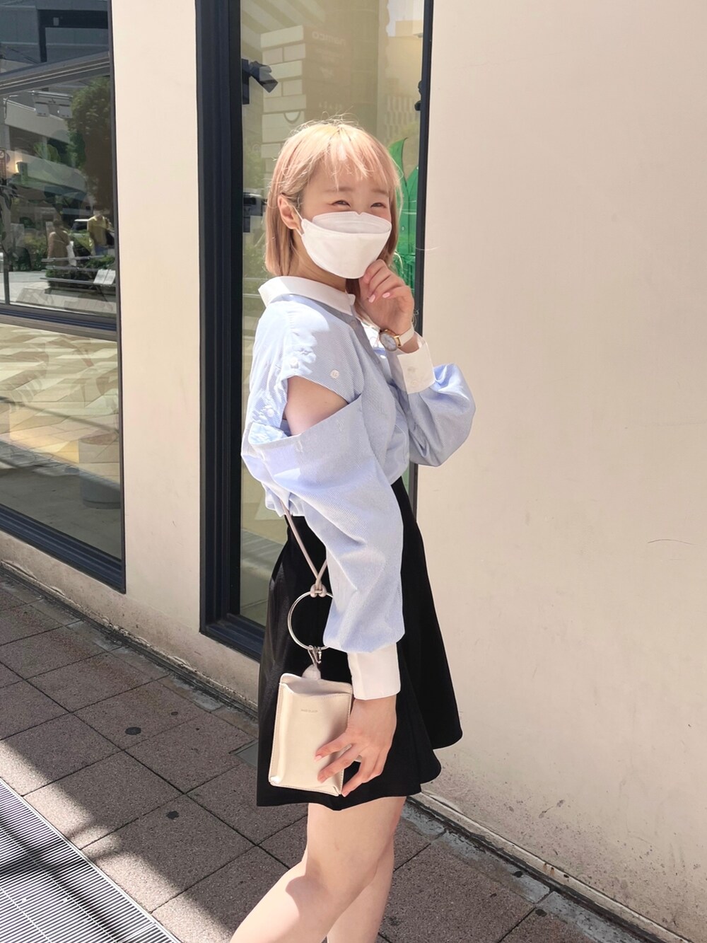 ブルー系のシャツ/ブラウス、ブラック系のスカート、ピンク系のショルダーバッグを着用したレディースの夏コーディネートの3枚目の写真