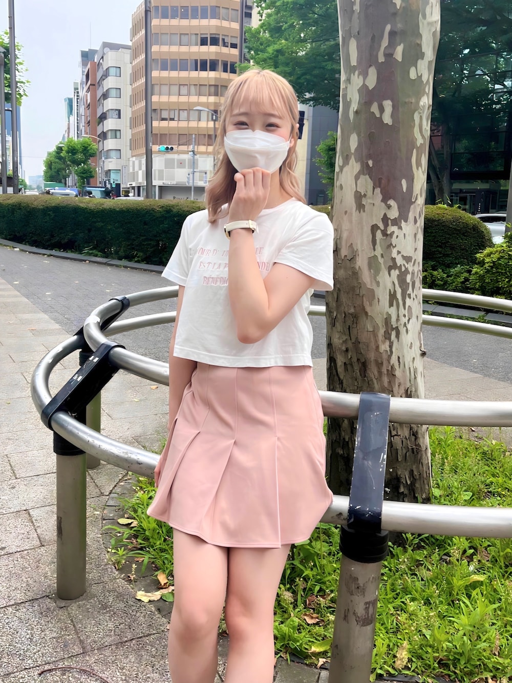 ホワイト系のTシャツ/カットソー、ピンク系のスカート、ブラック系のバレッタ/ヘアクリップを着用したレディースの夏コーディネートの2枚目の写真