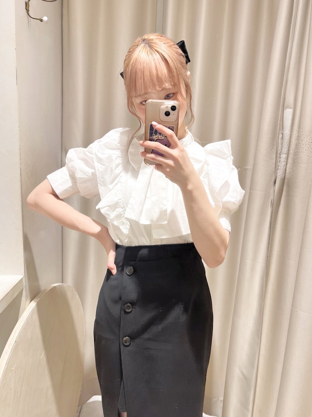 ブラック系のスカート、ホワイト系のシャツ/ブラウス、ブラック系のバレッタ/ヘアクリップを着用したレディースの夏コーディネートの2枚目の写真