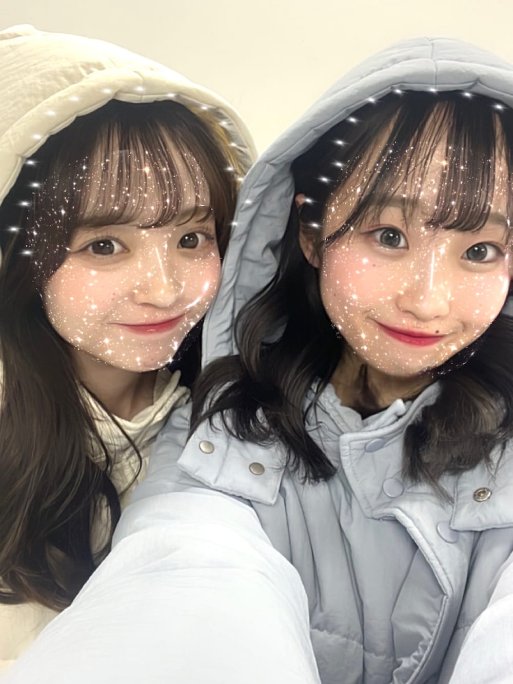 ブルー系のダウンジャケット/コートを着用したレディースの秋コーディネートの4枚目の写真