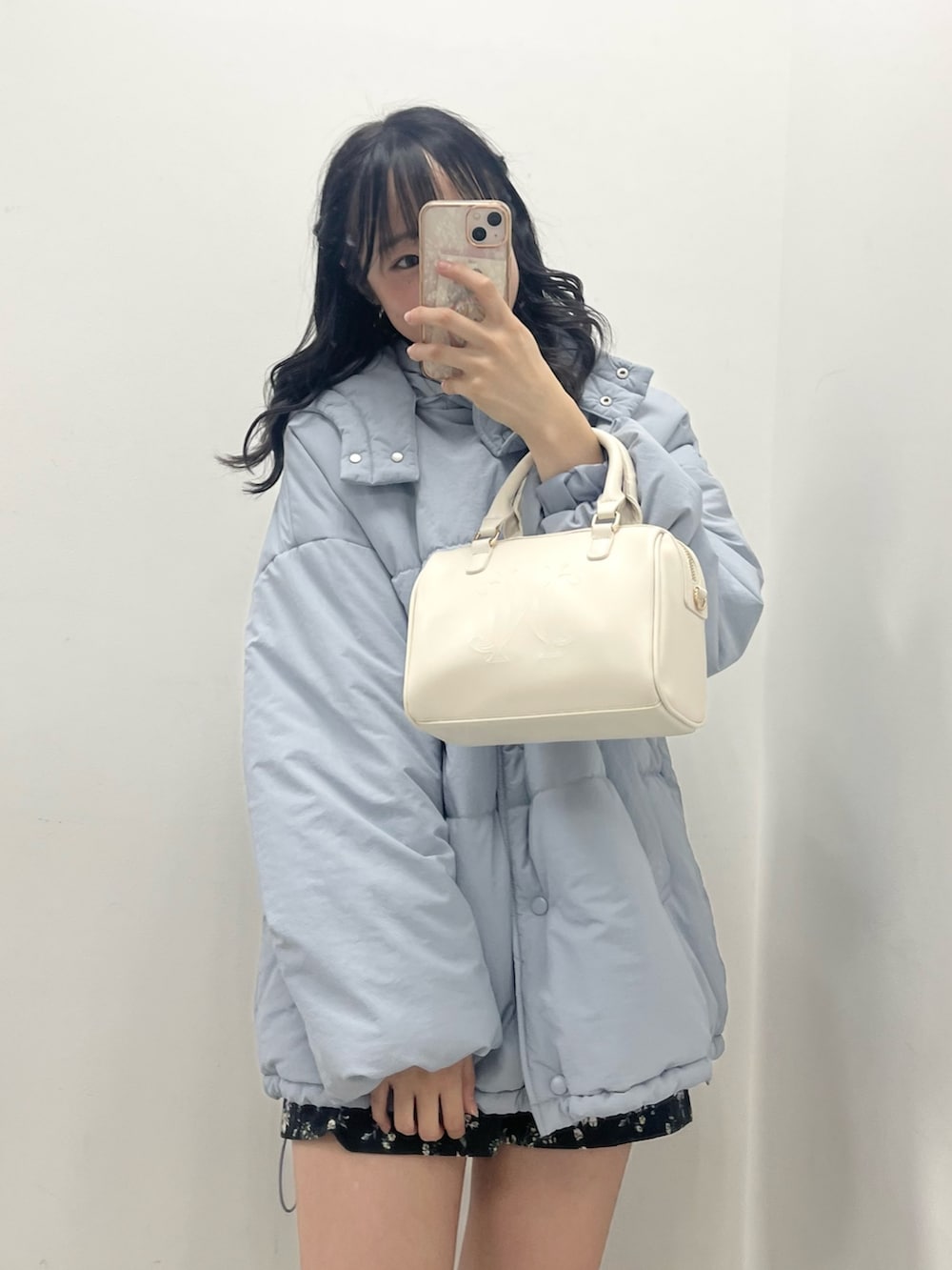 ブルー系のダウンジャケット/コートを着用したレディースの秋コーディネートの3枚目の写真