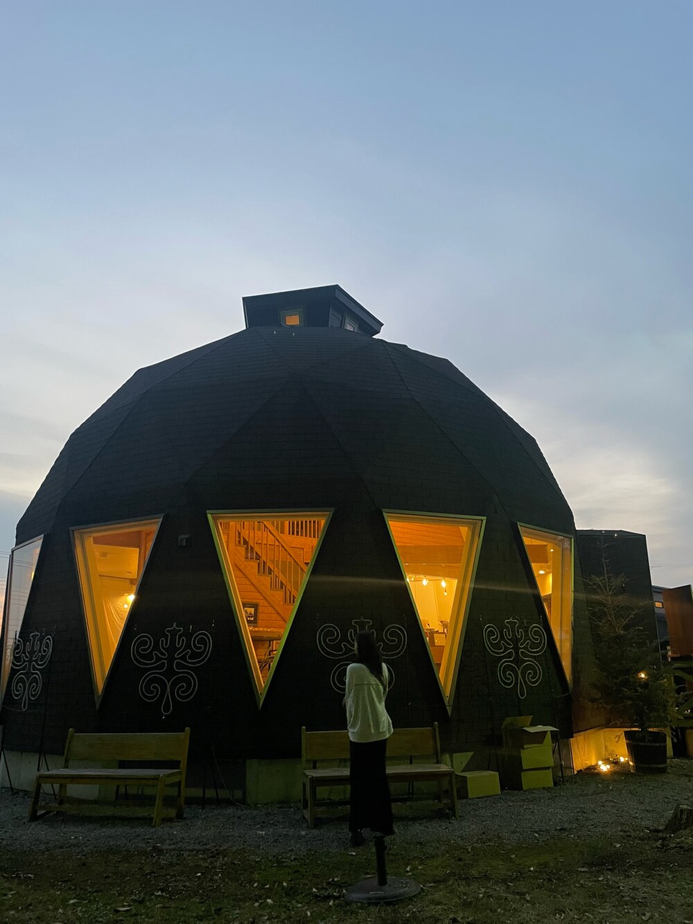 ブラック系のスカート、ベージュ系のスウェット、ブラック系のスニーカーを着用したレディースの秋コーディネートの3枚目の写真