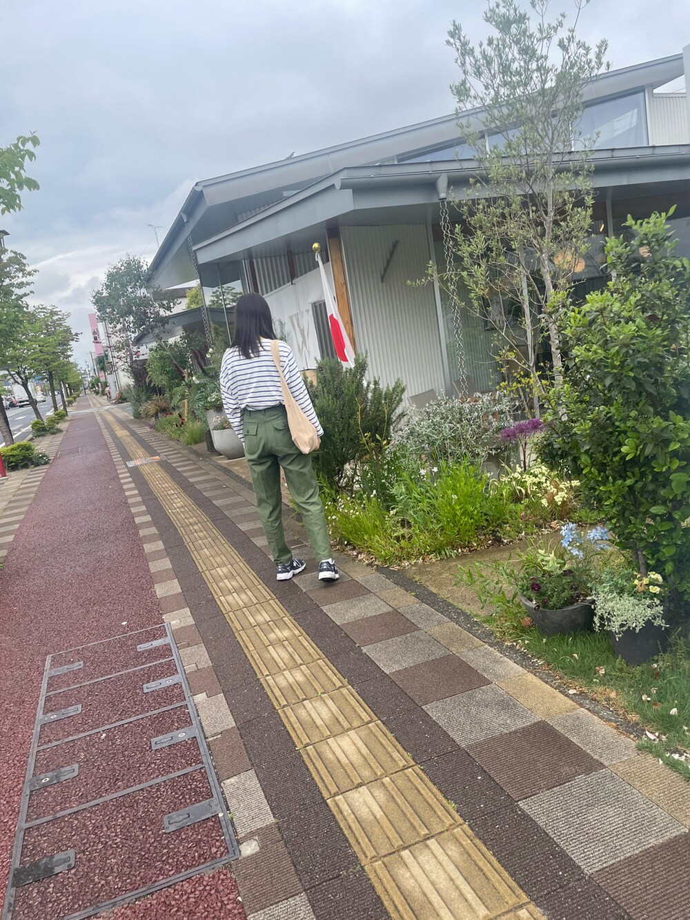 グリーン系のその他パンツ、ブルー系のTシャツ/カットソー、ブルー系のスニーカーを着用したレディースの春コーディネートの2枚目の写真
