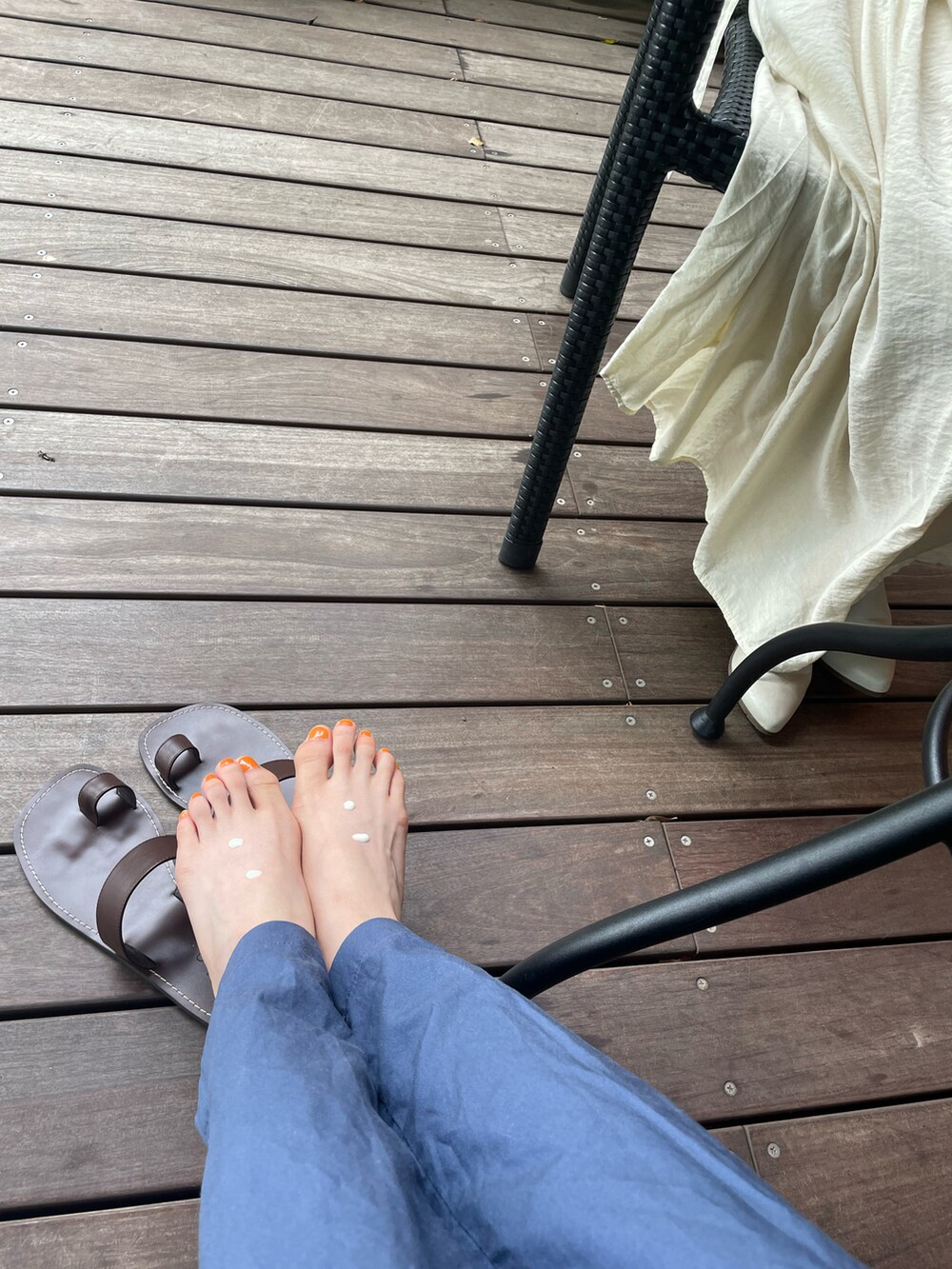 ブルー系のシャツ/ブラウス、ブルー系のその他パンツ、ブラウン系のサンダルを着用したレディースの夏コーディネートの5枚目の写真