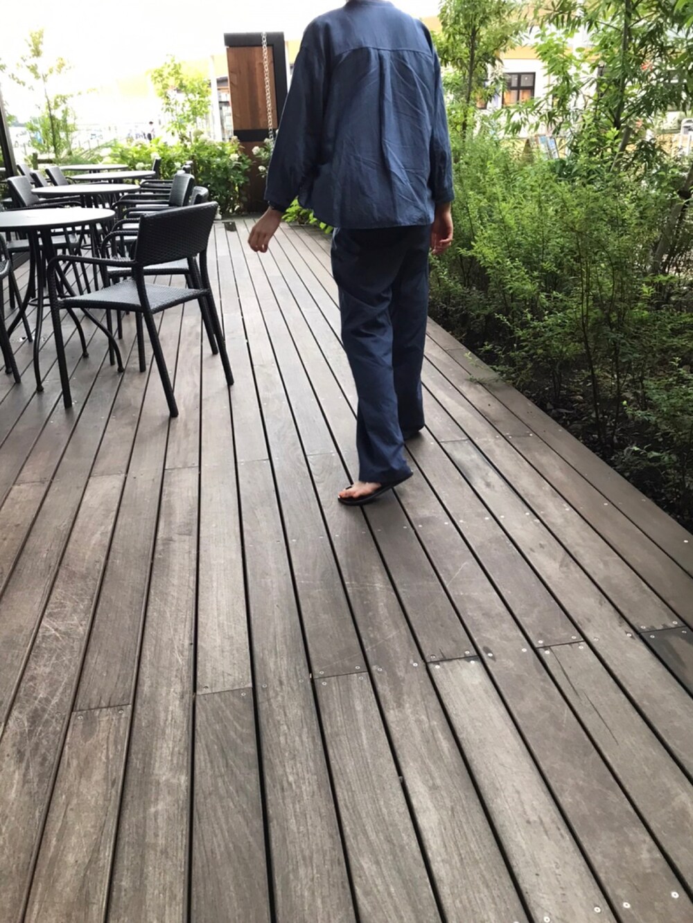 ブルー系のシャツ/ブラウス、ブルー系のその他パンツ、ブラウン系のサンダルを着用したレディースの夏コーディネートの3枚目の写真