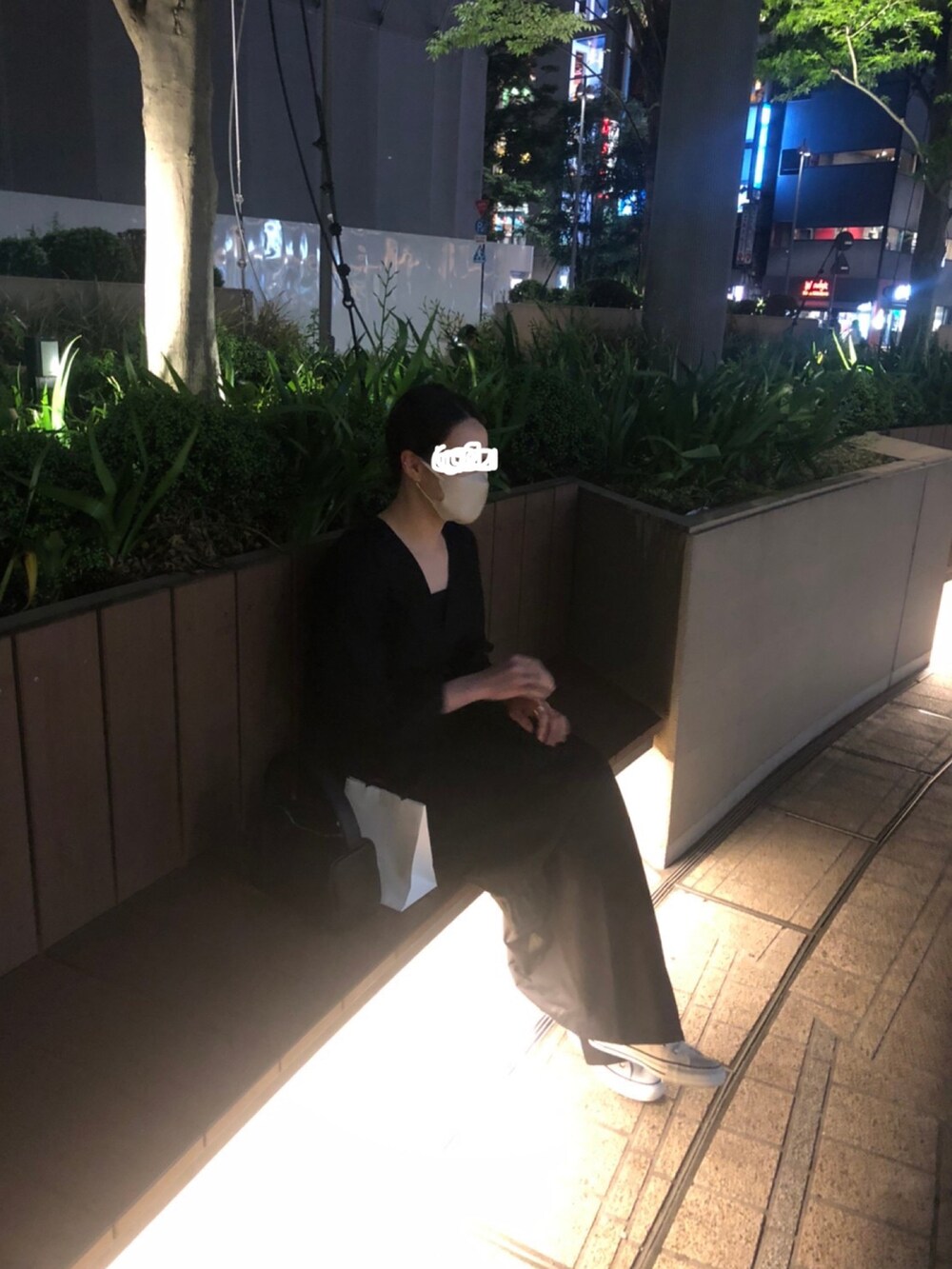 ブラック系のハンドバッグ、ホワイト系のスニーカー、ブラック系のワンピースを着用したレディースの春コーディネートの3枚目の写真