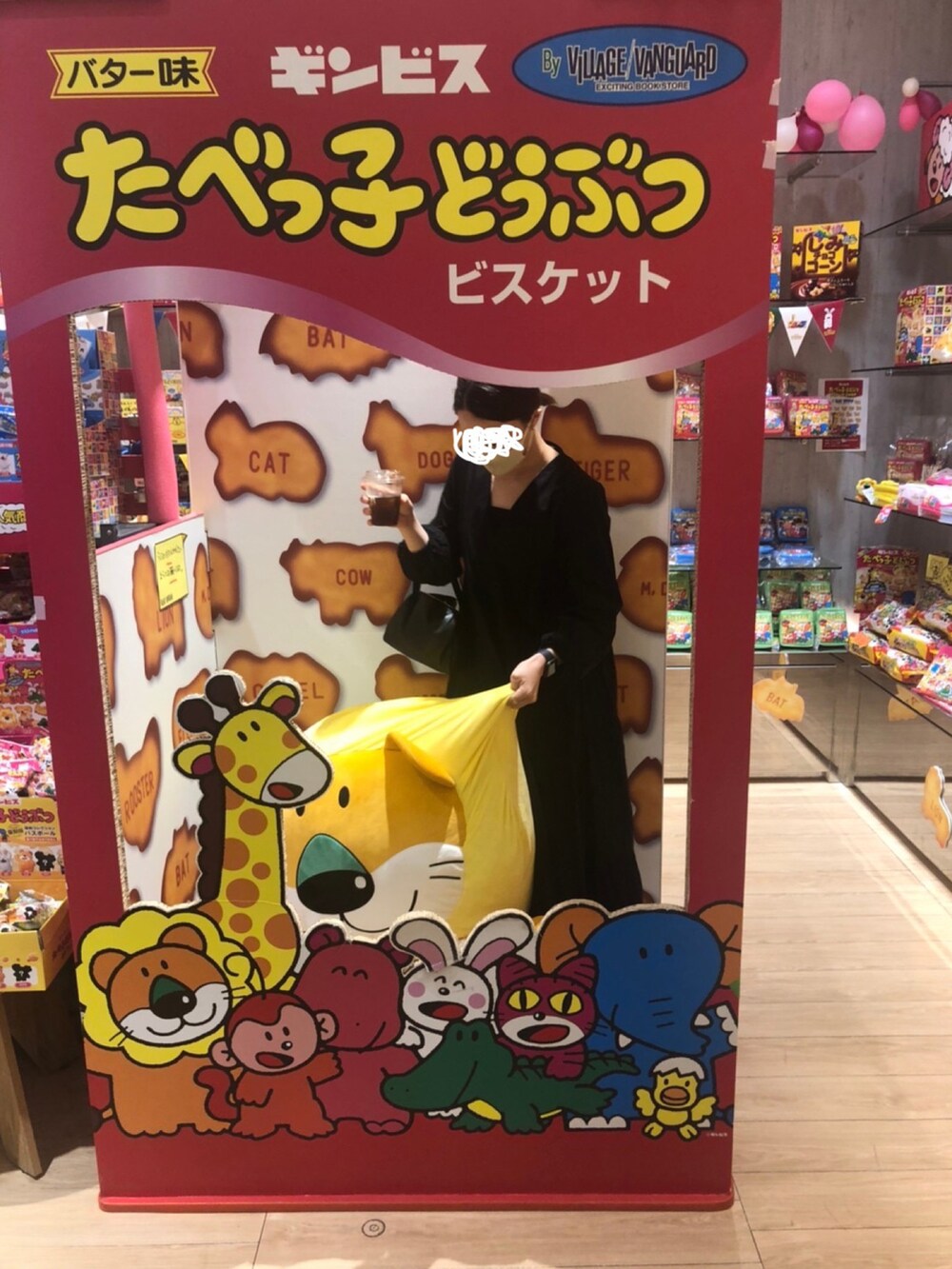 ブラック系のハンドバッグ、ホワイト系のスニーカー、ブラック系のワンピースを着用したレディースの春コーディネートの2枚目の写真