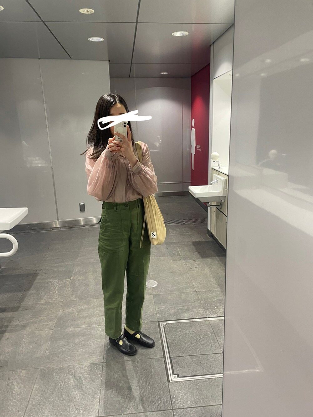 グリーン系のその他パンツ、ピンク系のシャツ/ブラウス、ブラック系のローファーを着用したレディースの春コーディネートの2枚目の写真