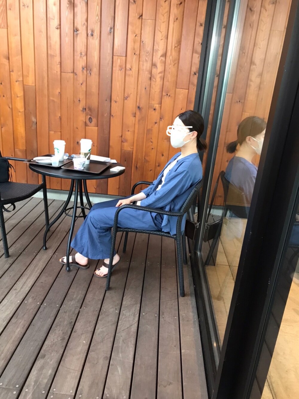 ブルー系のシャツ/ブラウス、ブルー系のその他パンツ、ブラウン系のサンダルを着用したレディースの夏コーディネートの2枚目の写真