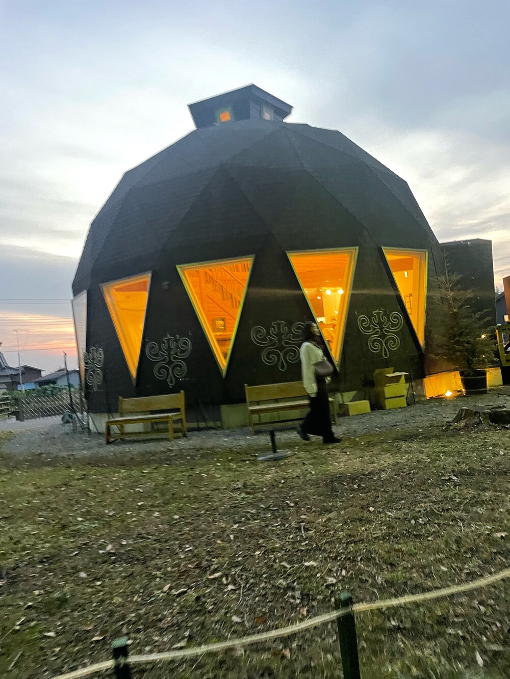 ブラック系のスカート、ベージュ系のスウェット、ブラック系のスニーカーを着用したレディースの秋コーディネートの2枚目の写真