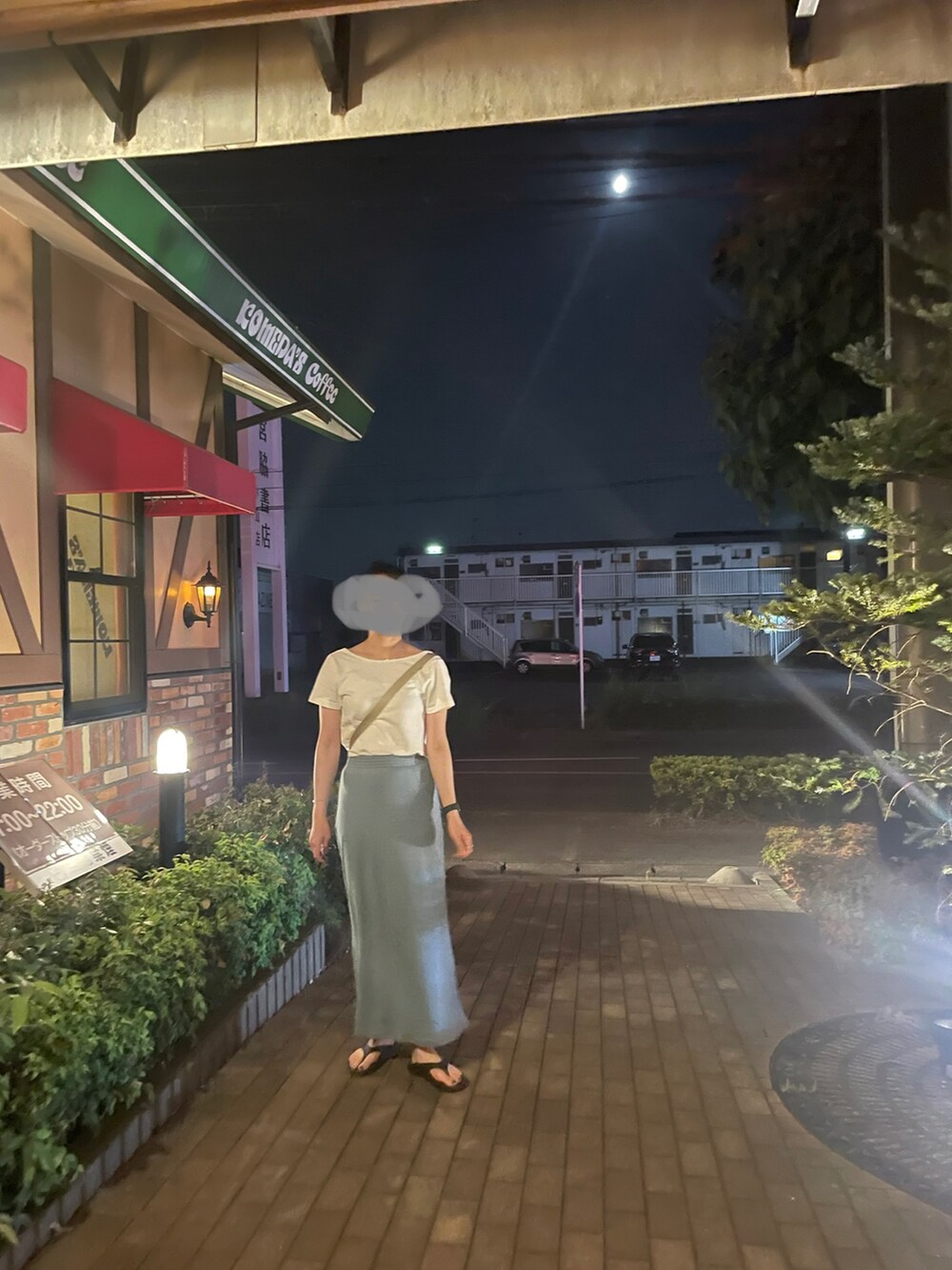 ブルー系のスカート、ホワイト系のTシャツ/カットソー、ブラック系のサンダルを着用したレディースの夏コーディネートの2枚目の写真