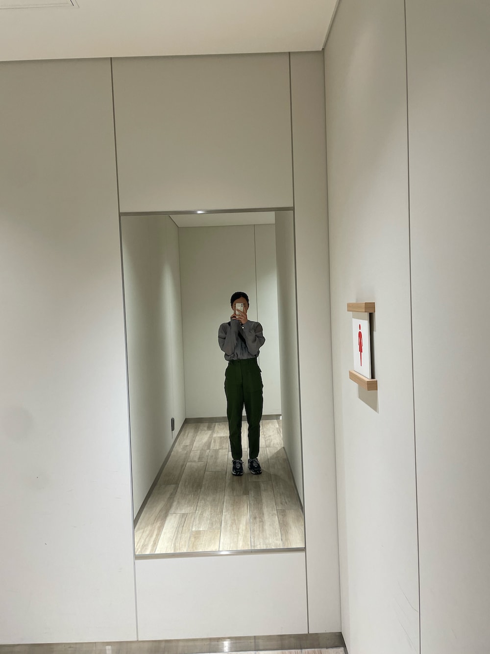 グリーン系のその他パンツ、ブルー系のシャツ/ブラウス、ブラック系のショルダーバッグを着用したレディースの春コーディネートの3枚目の写真