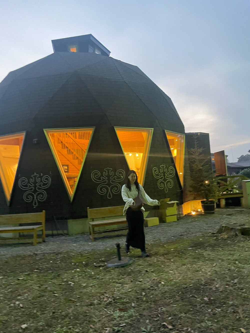 ブラック系のスカート、ベージュ系のスウェット、ブラック系のスニーカーを着用したレディースの秋コーディネートの4枚目の写真