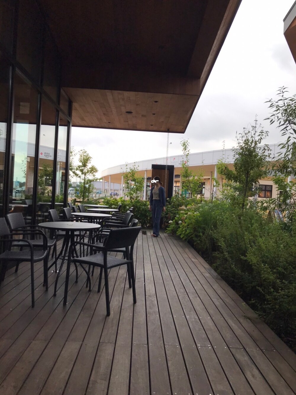 ブルー系のシャツ/ブラウス、ブルー系のその他パンツ、ブラウン系のサンダルを着用したレディースの夏コーディネートの4枚目の写真