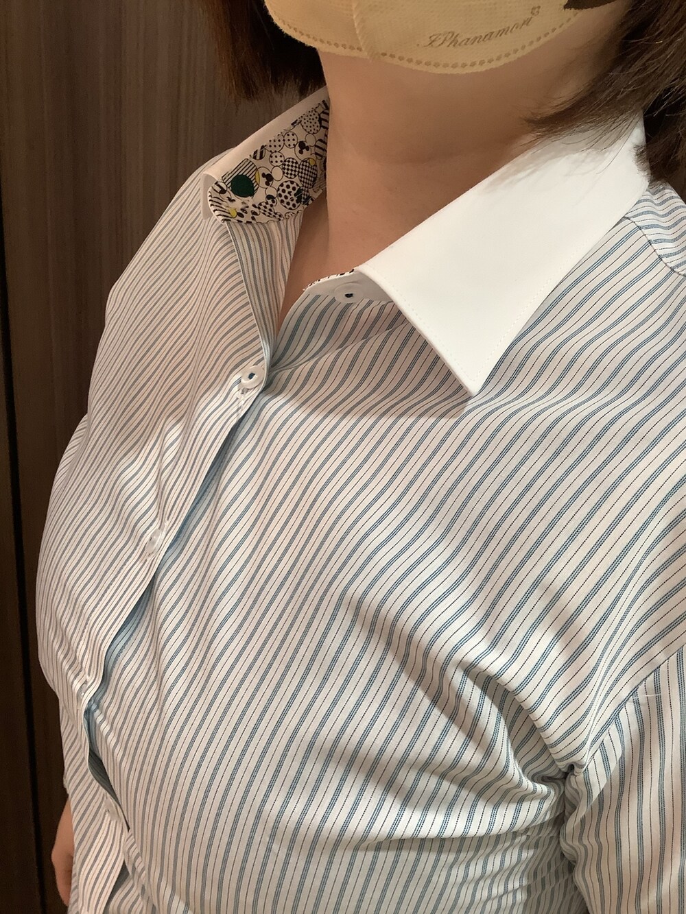 グリーン系のビジネスシャツを着用したレディースの春コーディネートの3枚目の写真