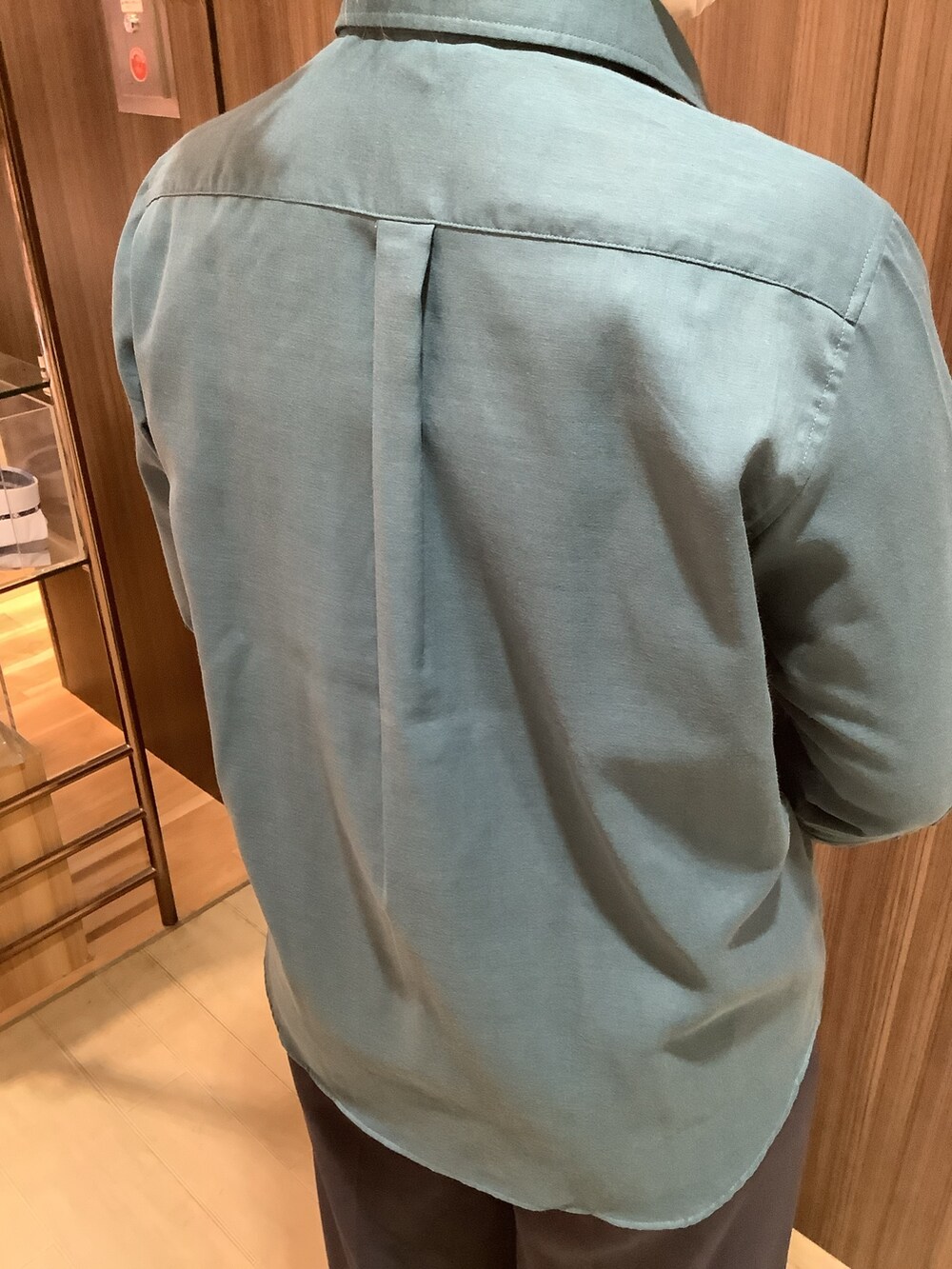 ブルー系のスラックス、グリーン系のシャツ/ブラウスを着用したレディースの秋コーディネートの4枚目の写真