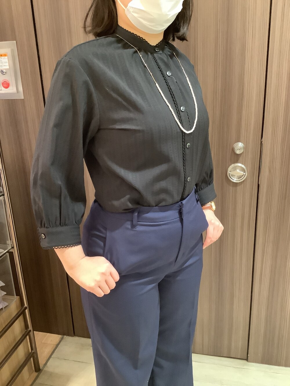 ベージュ系のノーカラージャケット、ブラック系のシャツ/ブラウスを着用したレディースの春コーディネートの3枚目の写真