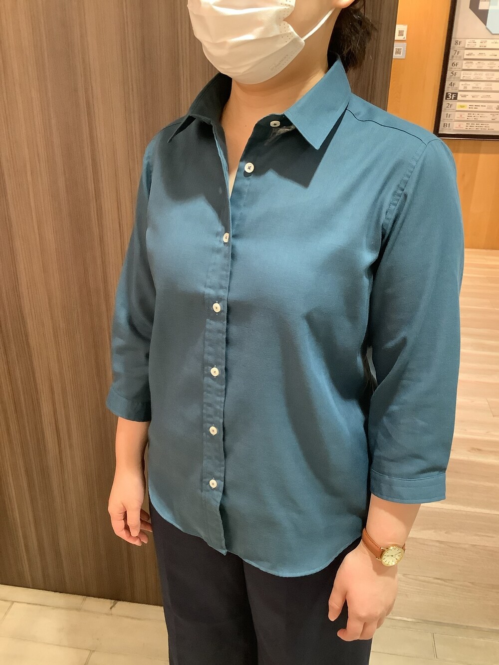 ブルー系のスラックス、グリーン系のシャツ/ブラウスを着用したレディースの秋コーディネートの3枚目の写真