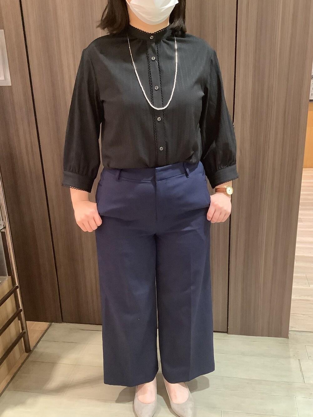 ベージュ系のノーカラージャケット、ブラック系のシャツ/ブラウスを着用したレディースの春コーディネートの4枚目の写真