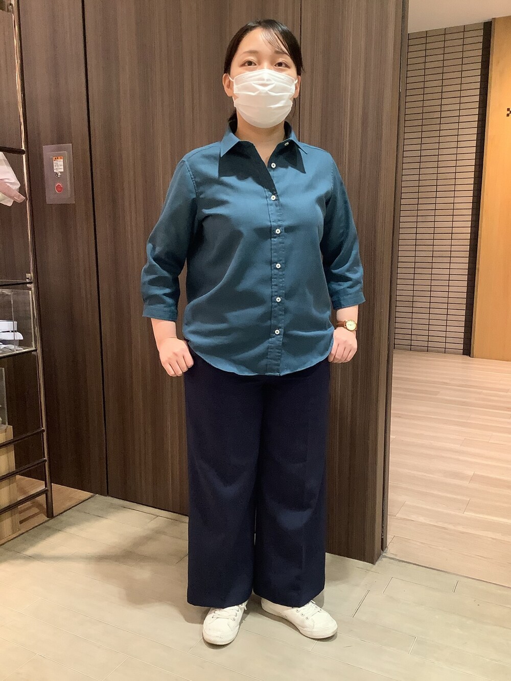 ブルー系のスラックス、グリーン系のシャツ/ブラウスを着用したレディースの秋コーディネートの2枚目の写真