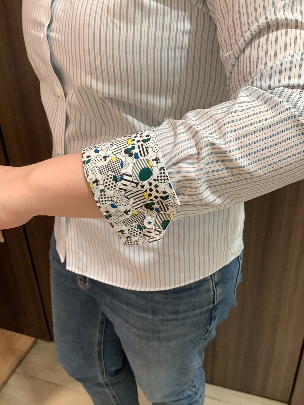 グリーン系のビジネスシャツを着用したレディースの春コーディネートの2枚目の写真