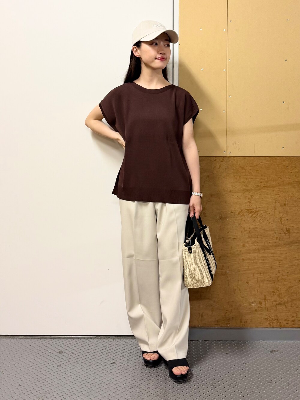 ブラウン系のニット/セーター、ベージュ系のその他パンツ、ベージュ系のハンドバッグを着用したレディースの春コーディネートの3枚目の写真