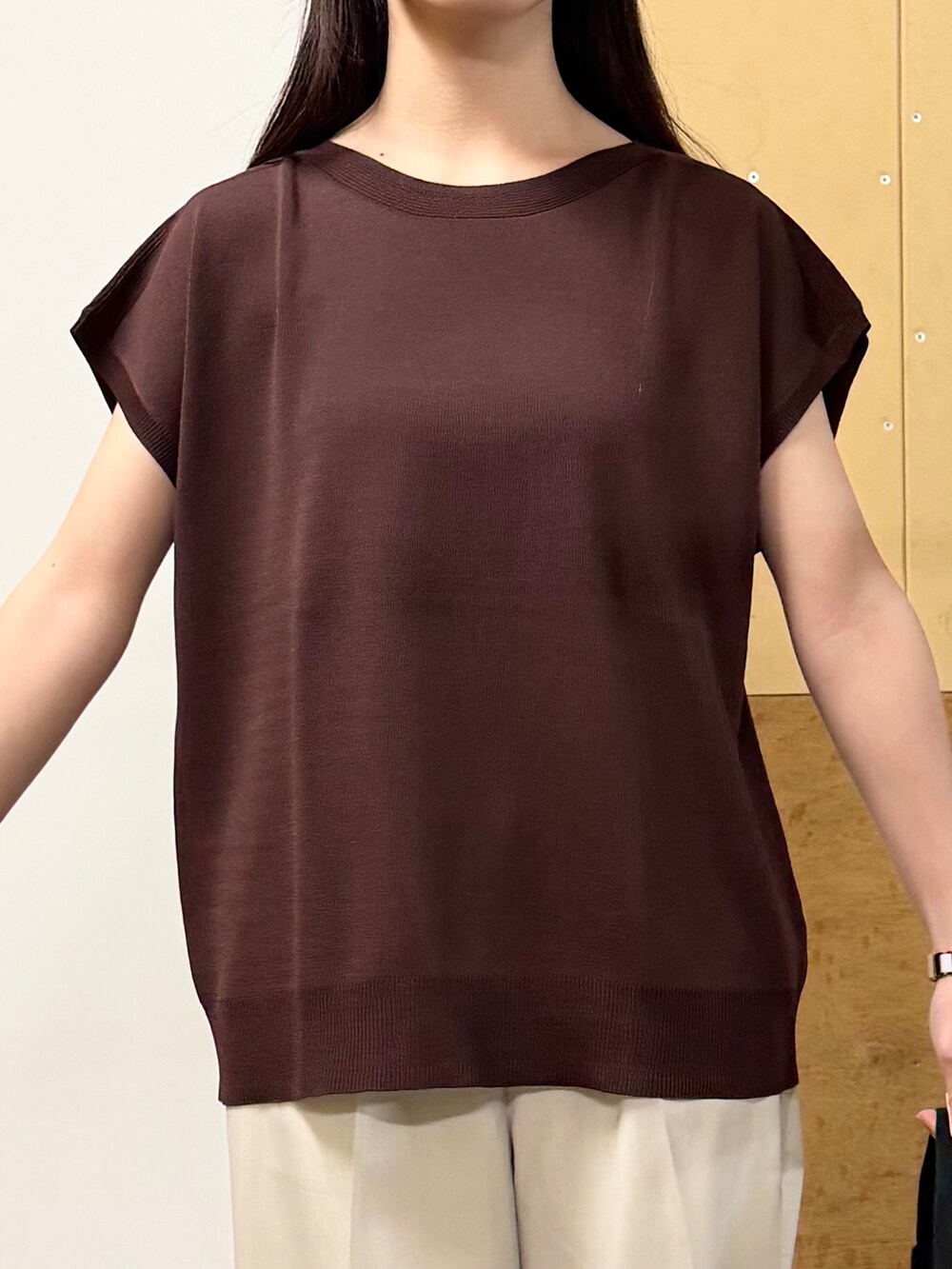 ブラウン系のニット/セーター、ベージュ系のその他パンツ、ベージュ系のハンドバッグを着用したレディースの春コーディネートの7枚目の写真