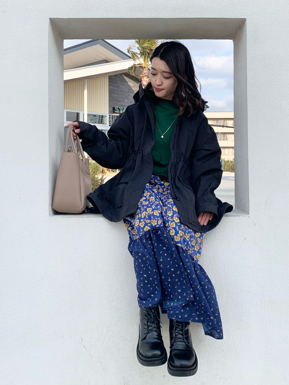 「シンプルコーデ、大人女子、カジュアルコーデ、低身長、春コーデ、グリーン、レトロ、ショート丈トップス、マウンテンパーカー、泉南ロングパーク、ロングスカート、おしゃれさんと繋がりたい、shopstaff、アパレルスタッフ、春服みてみて」|「THE SHOP TK のマウンテンパーカ(ブルゾン、ブラック系)」を使った、saho(低身長コーデ)さん(レディース・150cm)の春コーディネートの2枚目の写真
