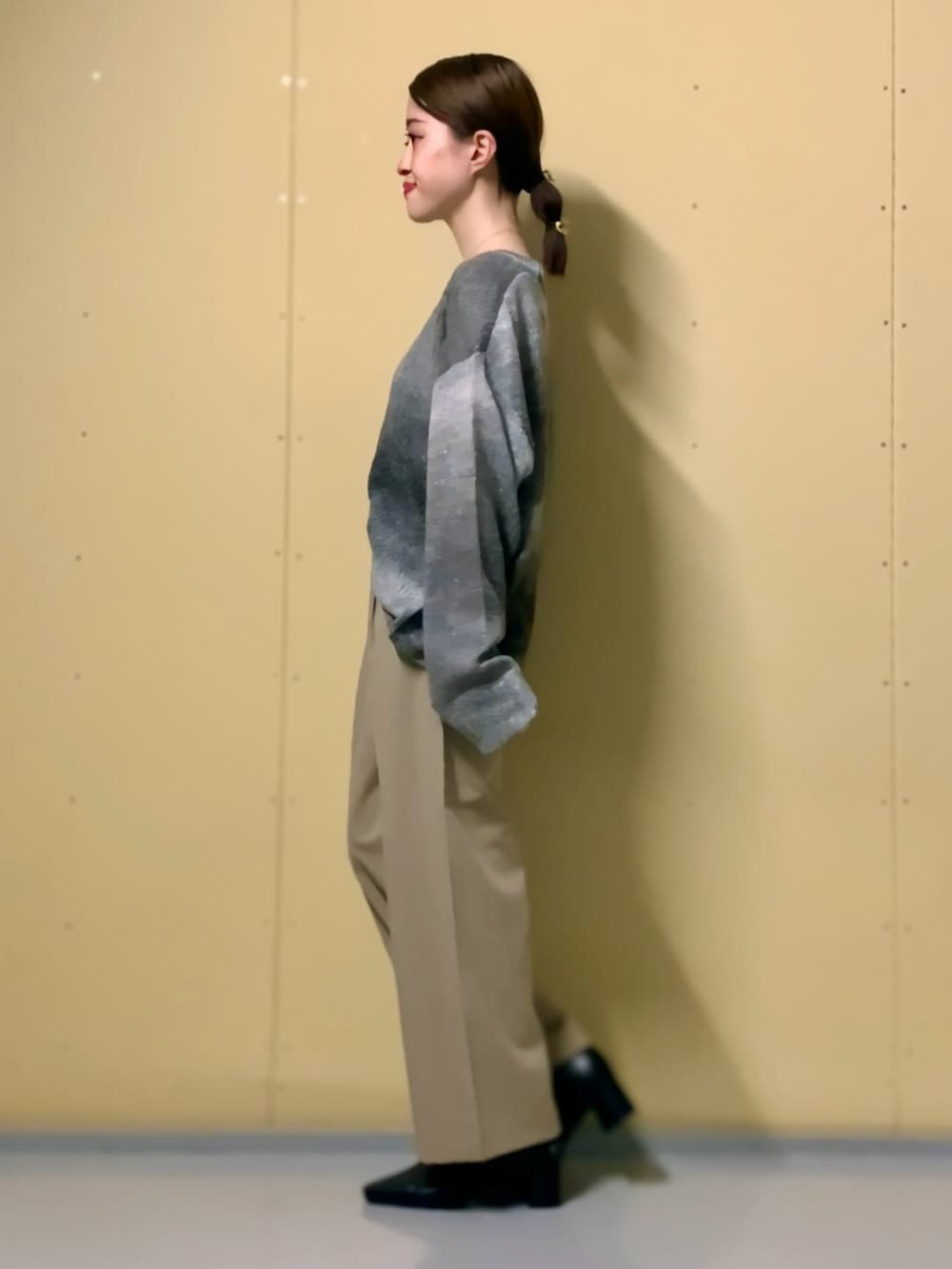 グレー系のニット/セーター、ベージュ系のその他パンツ、ブラック系のブーツを着用したレディースの秋コーディネートの4枚目の写真