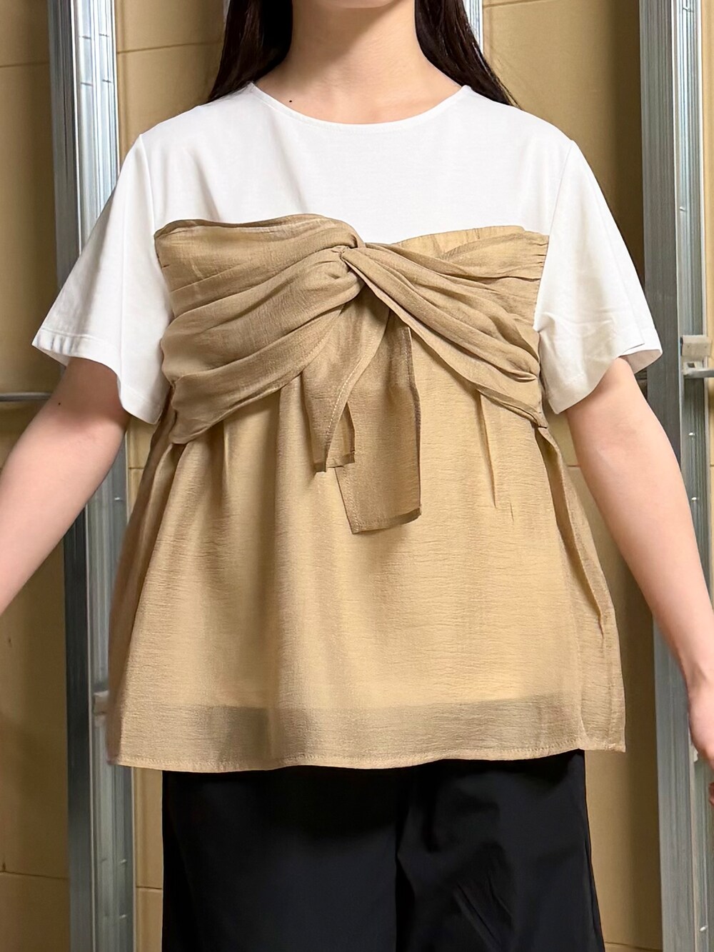 ホワイト系のTシャツ/カットソー、ブラック系のその他パンツ、ベージュ系のトートバッグを着用したレディースの春コーディネートの9枚目の写真
