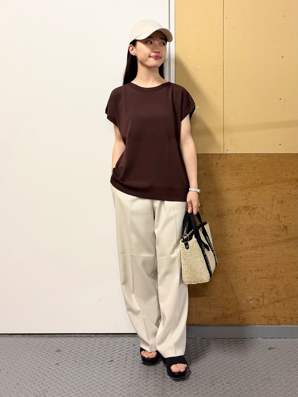 ブラウン系のニット/セーター、ベージュ系のその他パンツ、ベージュ系のハンドバッグを着用したレディースの春コーディネートの5枚目の写真