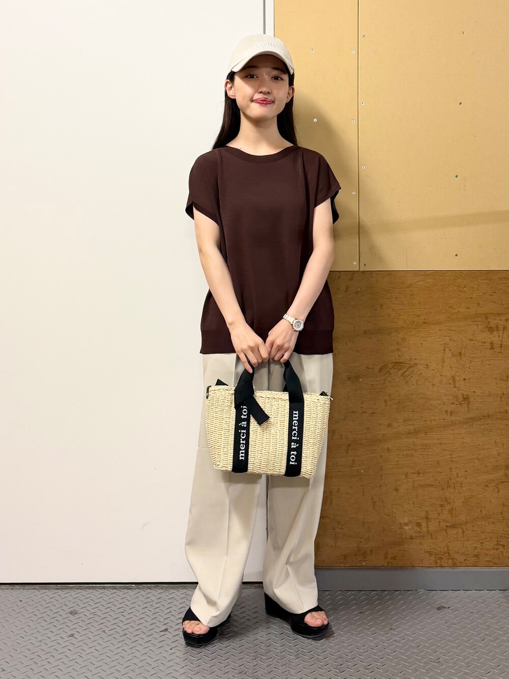 ブラウン系のニット/セーター、ベージュ系のその他パンツ、ベージュ系のハンドバッグを着用したレディースの春コーディネートの4枚目の写真