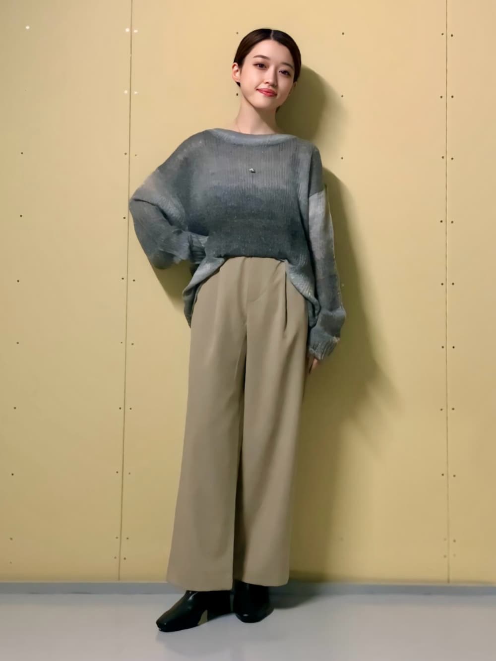 グレー系のニット/セーター、ベージュ系のその他パンツ、ブラック系のブーツを着用したレディースの秋コーディネートの3枚目の写真